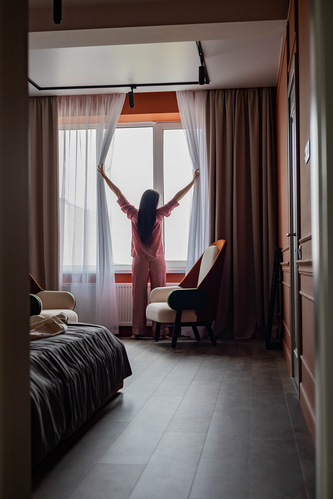 Stylish DIY Ideas for Bedroom Curtains - Fossil Blu, image size:1067x1600